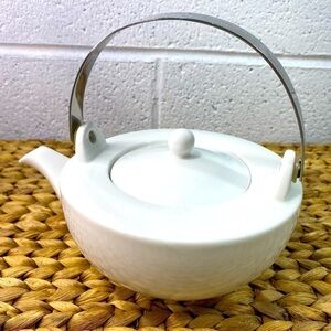 White ceramic single serve tea pot​​​​​​​​​​​​​​